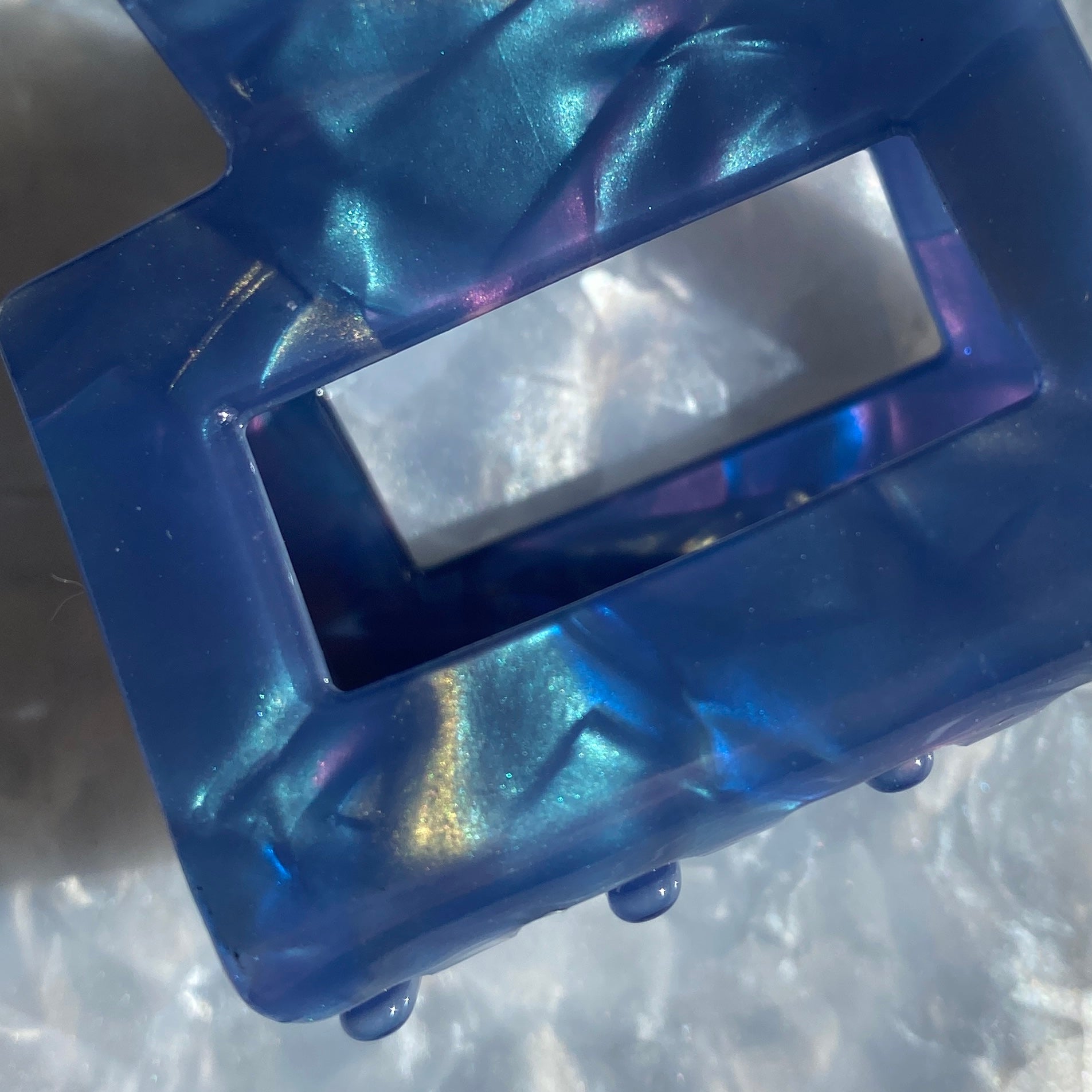 acrylic claw clip in indigo blue_close up